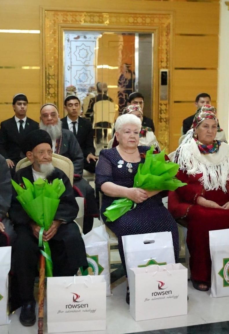 «Röwşen aýakgaplary» kompaniýasy Beýik Watançylyk urşunyň weteranlaryna we tylda zähmet çekenlere ýadygärlik sowgatlary gowşurdy