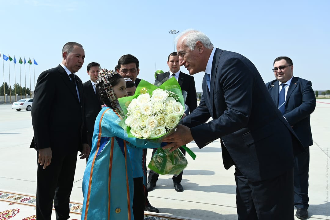 В Туркменбаши прибыл Президент Армении Ваагн Хачатурян