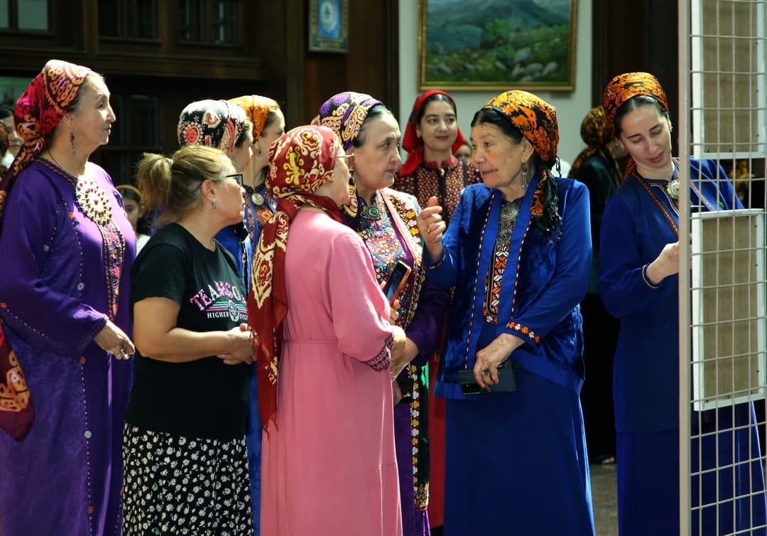 В Ашхабаде открылась выставка национальных халатов