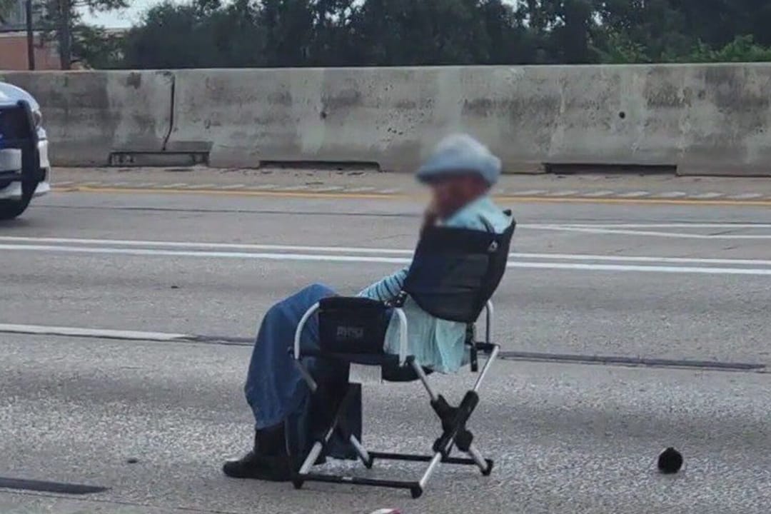 ABŞ-da eli ýaragly kempir uly ýolda hereketi bökdedi