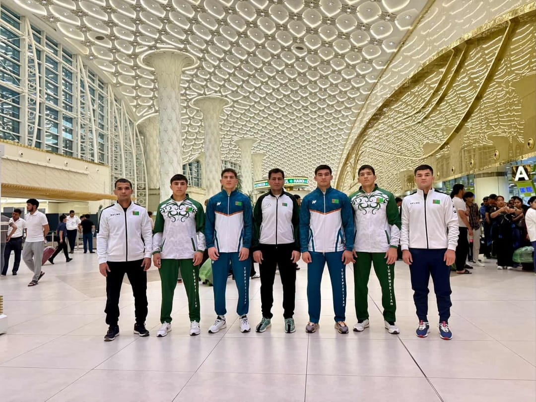 Türkmen pälwanlary ýaşlaryň arasynda geçirilýän dünýä çempionatyna gatnaşmak üçin Bolgariýa ugradylar