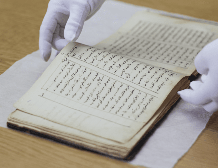 Kazan Magtymgulynyň goşgularynyň golýazmasynyň nusgasyny Türkmenistana berdi