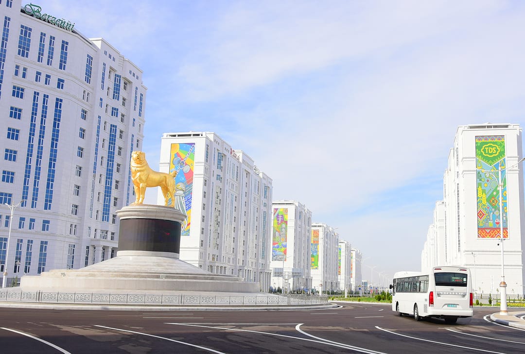 Aşkabat'ta Köroğlu caddesi'nin bir bölümü yol çalışmaları nedeniyle geçici olarak trafiğe kapatıldı