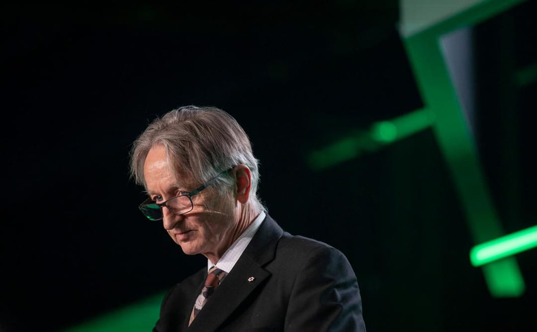 Geoffrey Hinton, sağlık sektörü çalışanlarının işlerini yakın gelecekte yapay zekaya kaptırmayacağını düşünüyor