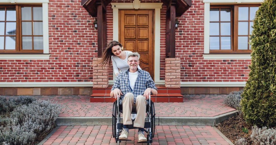 38 ýaşly awstraliýaly zenan garrylar öýüne göçüp bardy