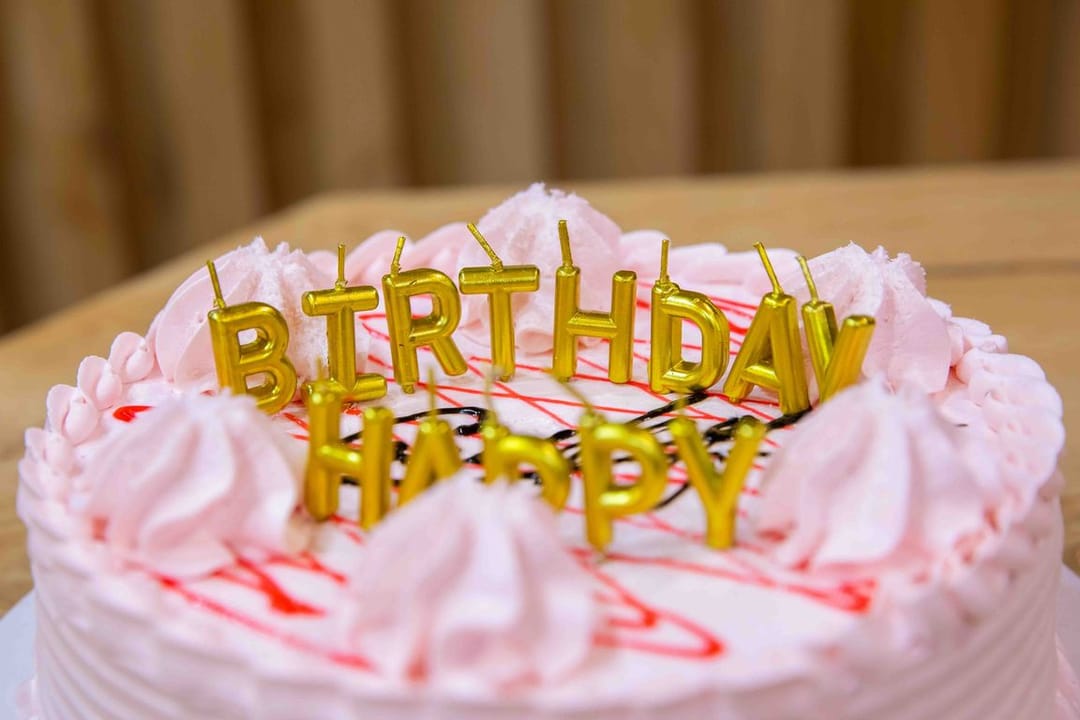 «Zyýat Hil» eltip bermek hyzmaty bilen doglan günler üçin tortlary sargyt alýar