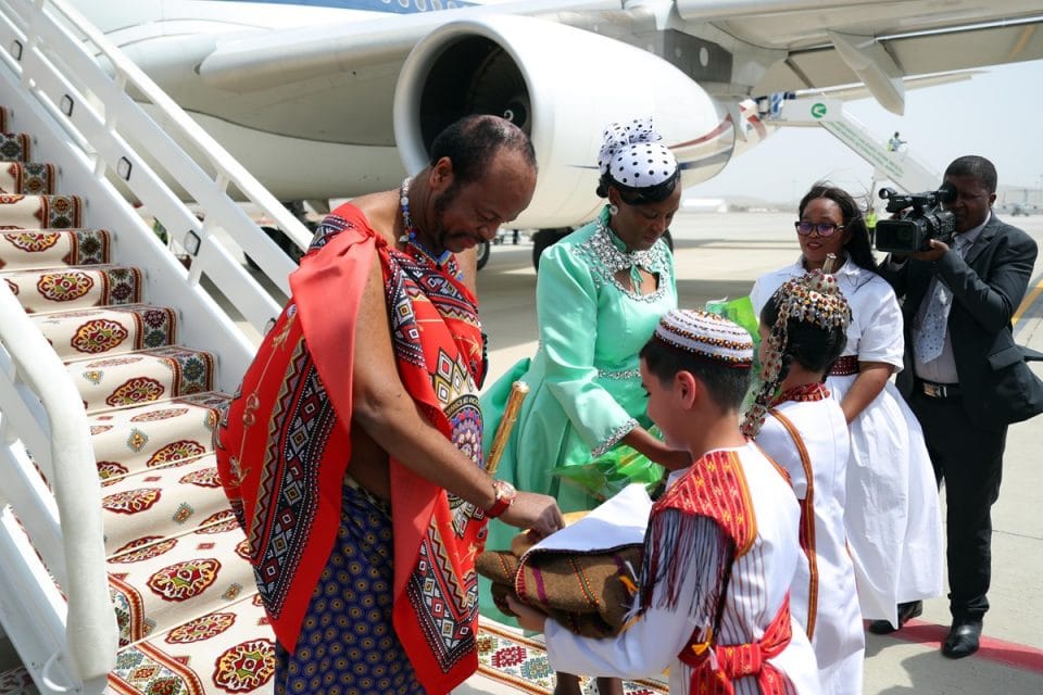 Король Эсватини прибыл в Туркменбаши для участия в LLDC3