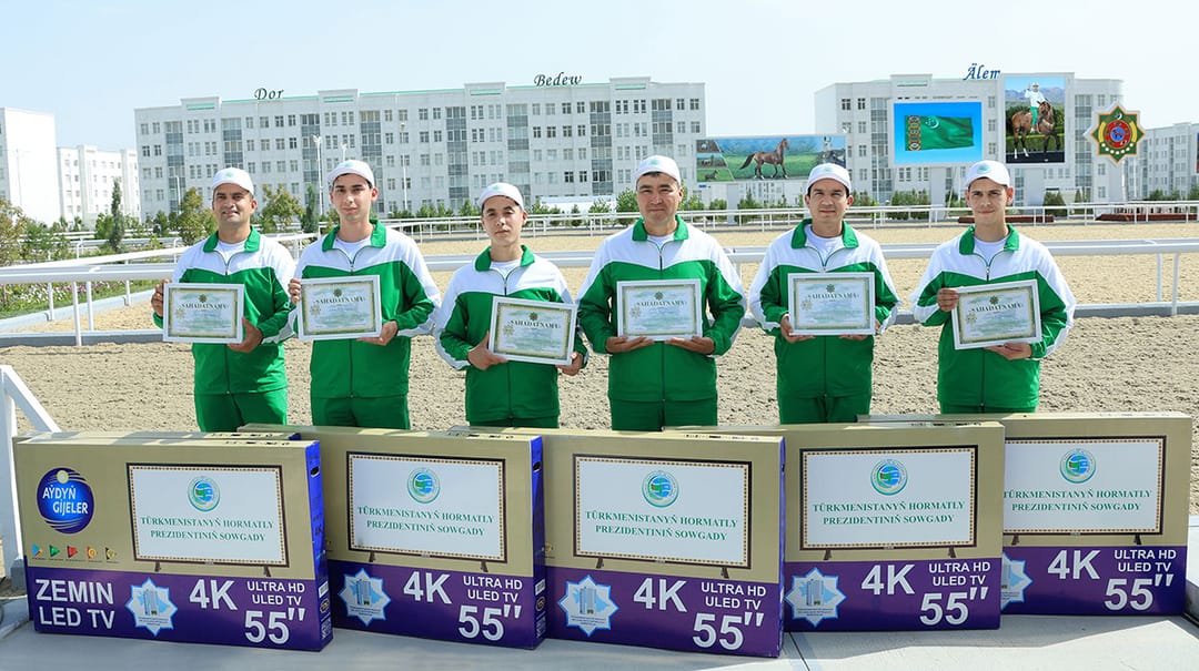 В Туркменистане наградили победителей творческого конкурса, посвященного ахалтекинским лошадям