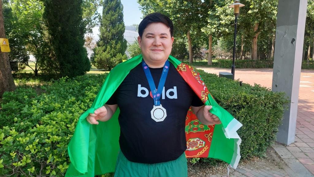 Türkmen paralimpiýaçysy Işkuwwat Çaryýew: «Los-Anželesde ýeňiş gazanmak üçin elimden gelenini ederin!»