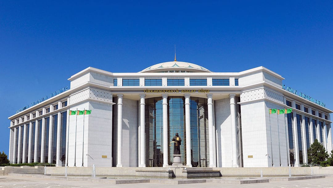 В Туркменистане военнослужащий получил компенсацию 40 тыс. манатов за ухудшение зрения во время службы