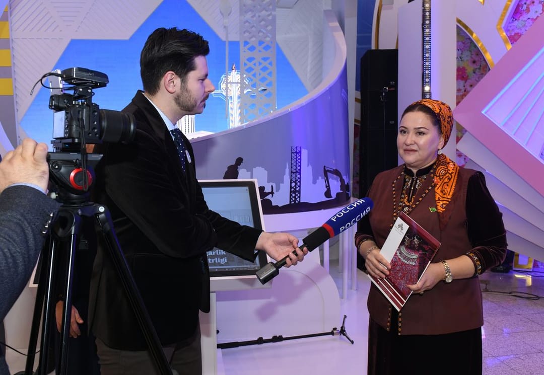 «Mähirli Zenan» Modalar öýi Aşgabatda geçirilýän ýaşlaryň dabarly maslahatynda täze egin-eşik toplumyny tanyşdyrdy