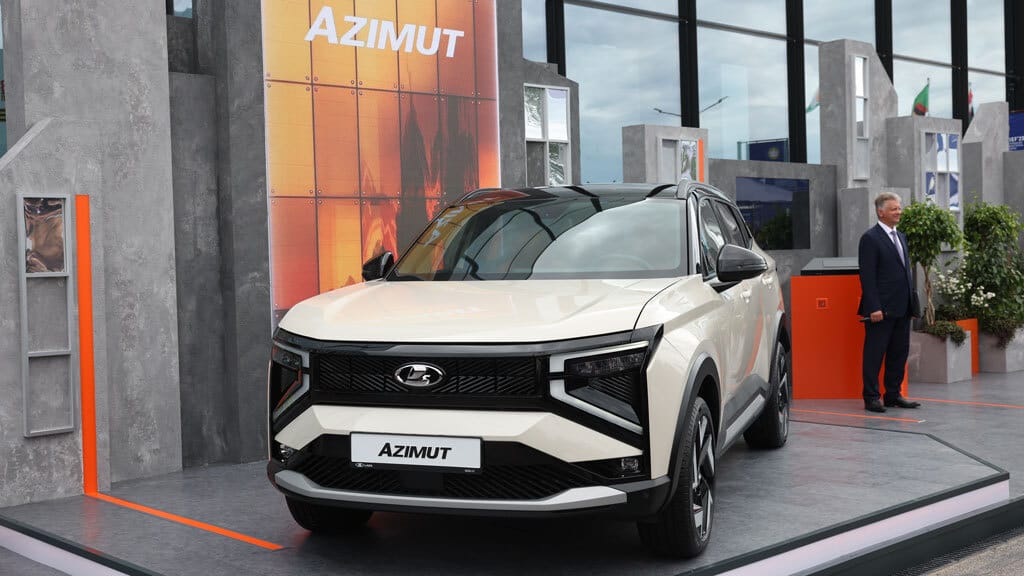 AvtoVAZ presented its first own crossover Lada Azimut at SPIEF-2025