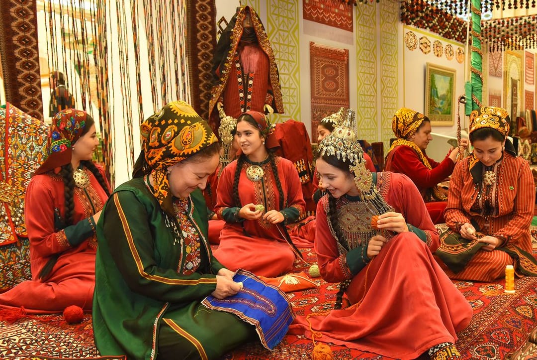 В Ашхабаде издана новая книга, посвященная искусству туркменской вышивки