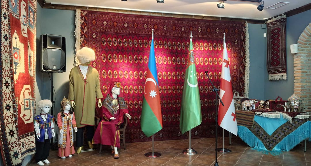 Tiflis'teki sergide Türkmen halıları tanıtıldı