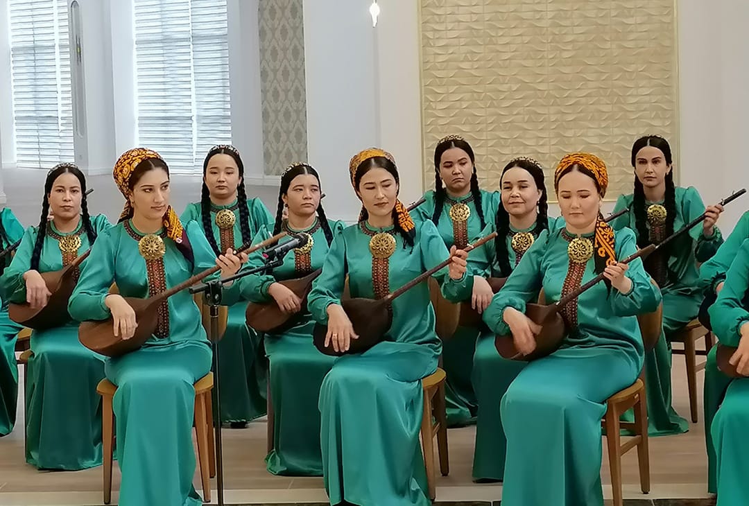 An ensemble of bagshy girls was created at the Turkmen National Conservatory