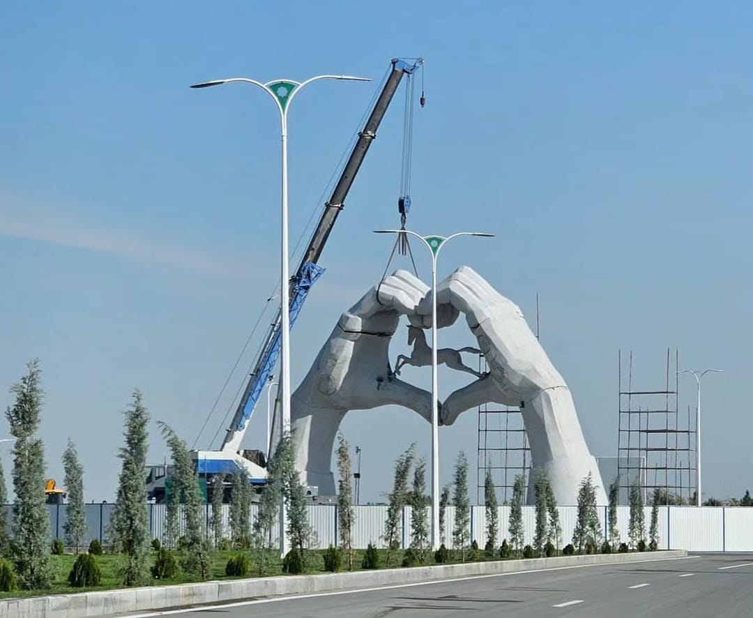 Arkadag şäheriniň golaýyndaky aýlaw çatrygynda täsin bina gurulýar