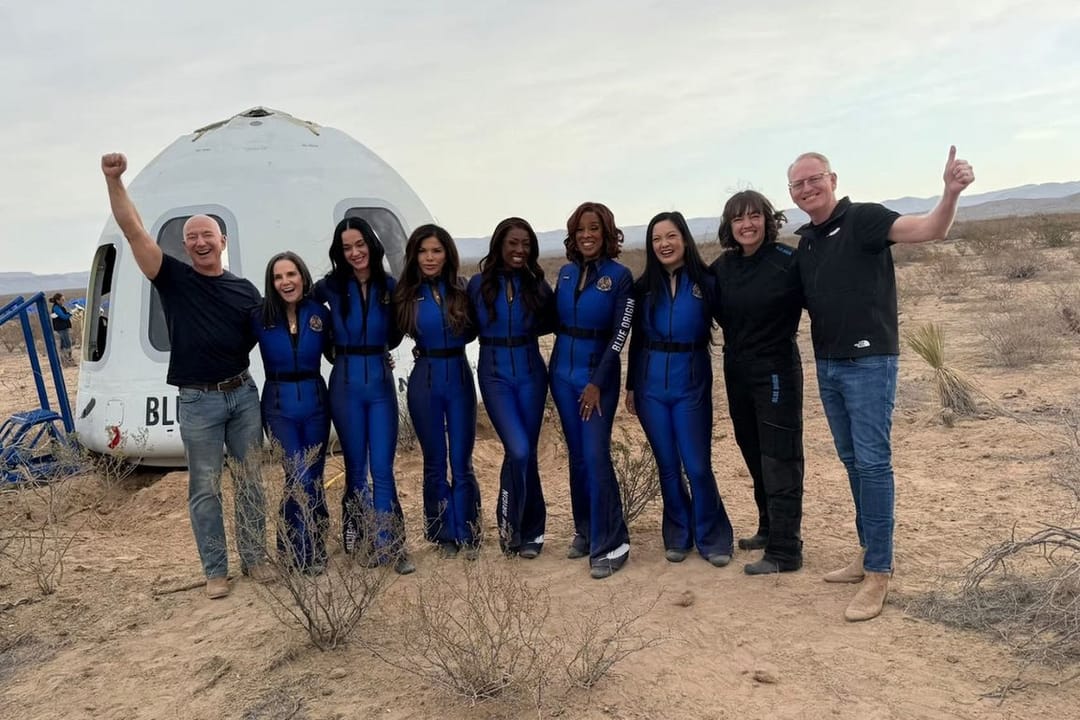 Полностью женский экипаж с Кэти Перри успешно завершил космический полет