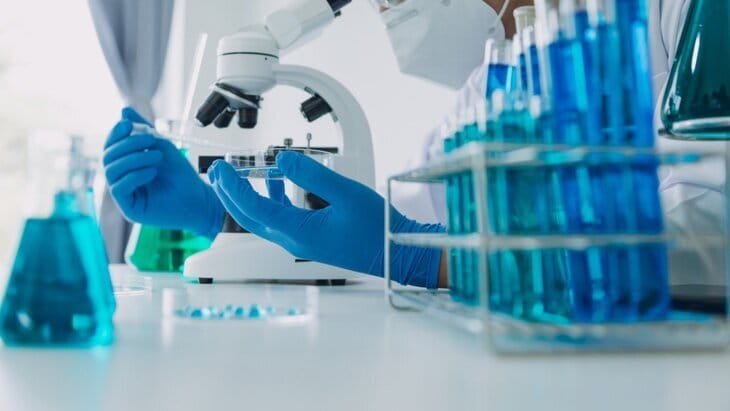 Britan alymlary COVID-19 ýokanjynyň adamlaryň beýnisini garradandygyny anykladylar