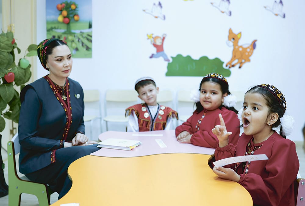 Oguljahan Atabayeva got acquainted with the progress of construction of the medical complex in Arkadag