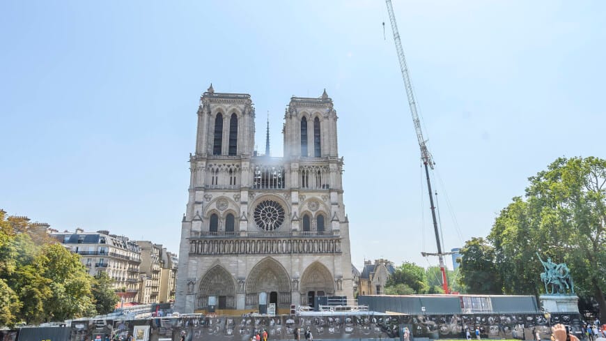 Macron, uzman görüşüne rağmen Notre Dame için modern vitray kullanılmasında ısrar ediyor