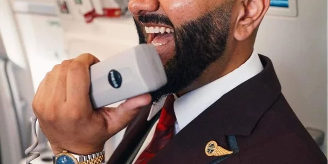 Kendini uçuş görevlisi gibi tanıtarak 6 yıl boyunca 120'den fazla ücretsiz uçuş yapan Tiron Alexander, sahtecilikten hüküm giydi