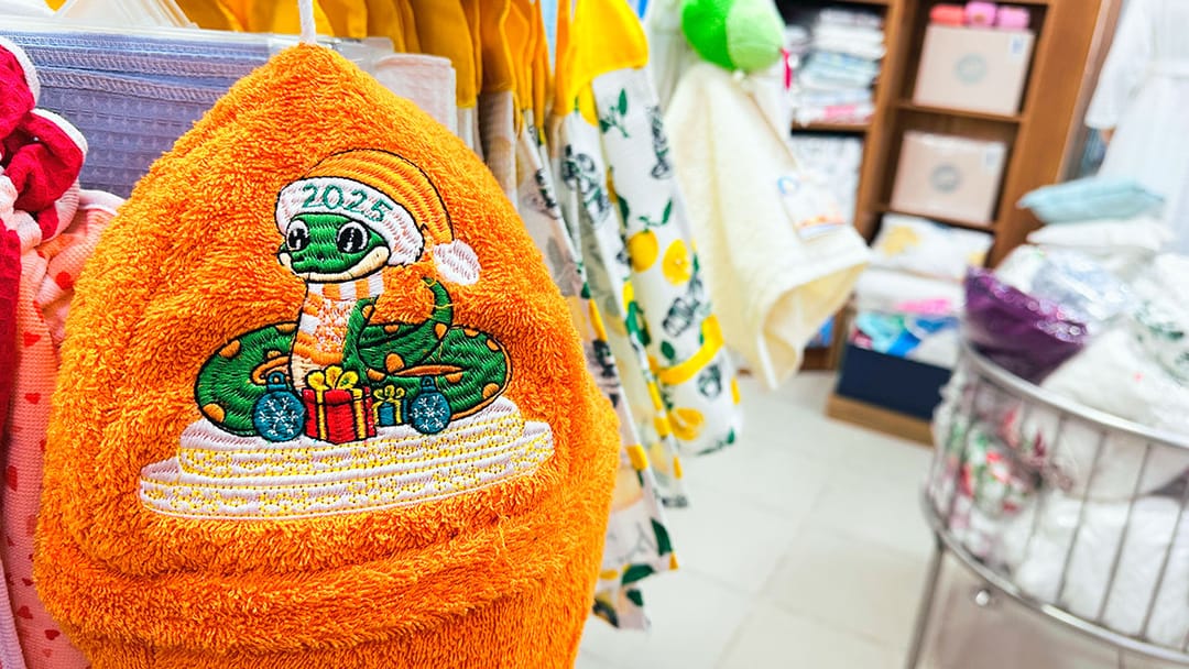 Türkmenistanda 2025-nji ýylyň nyşany bilen bezelen täze dokma önümleriniň toplumy çykdy