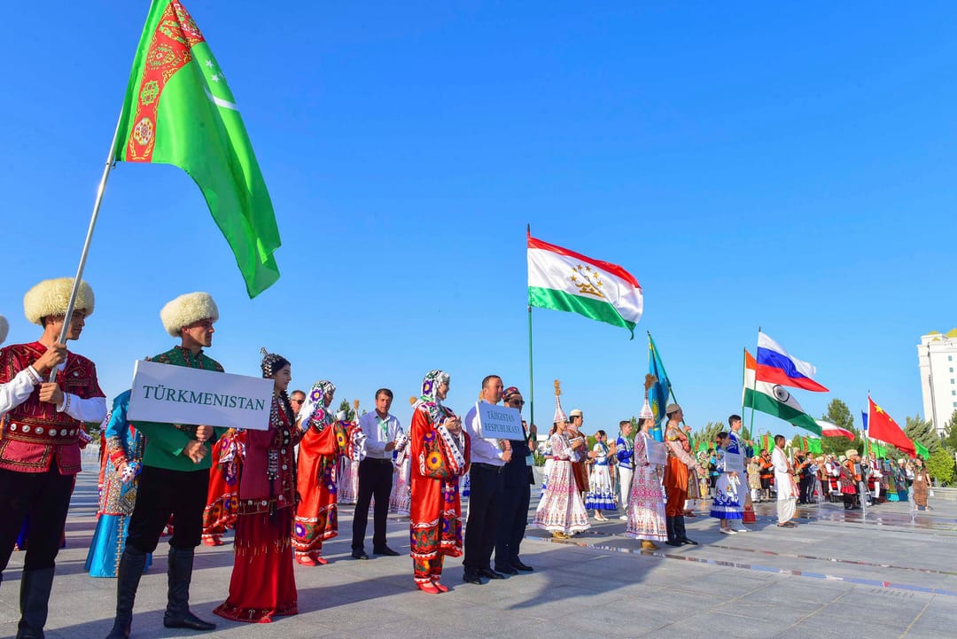 В Авазе проходят мероприятия международного танцевально-фольклорного фестиваля