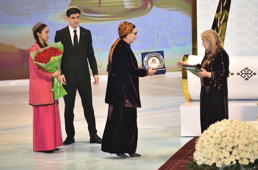 Gözel Şagulyýewa TÜRKSOÝ tarapyndan  çap edilen  täze kitaby gowşuryldy 