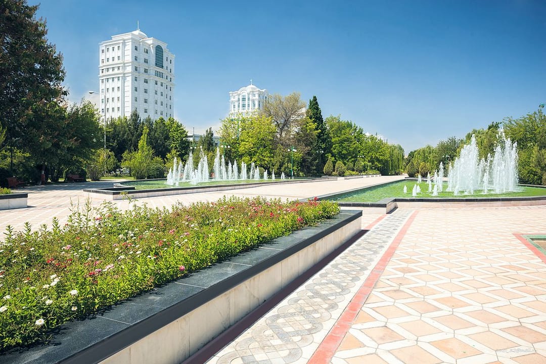 Aşkabat'taki Atamurat Niyazov parkı yenilenmek üzere bir süre kapatıldı