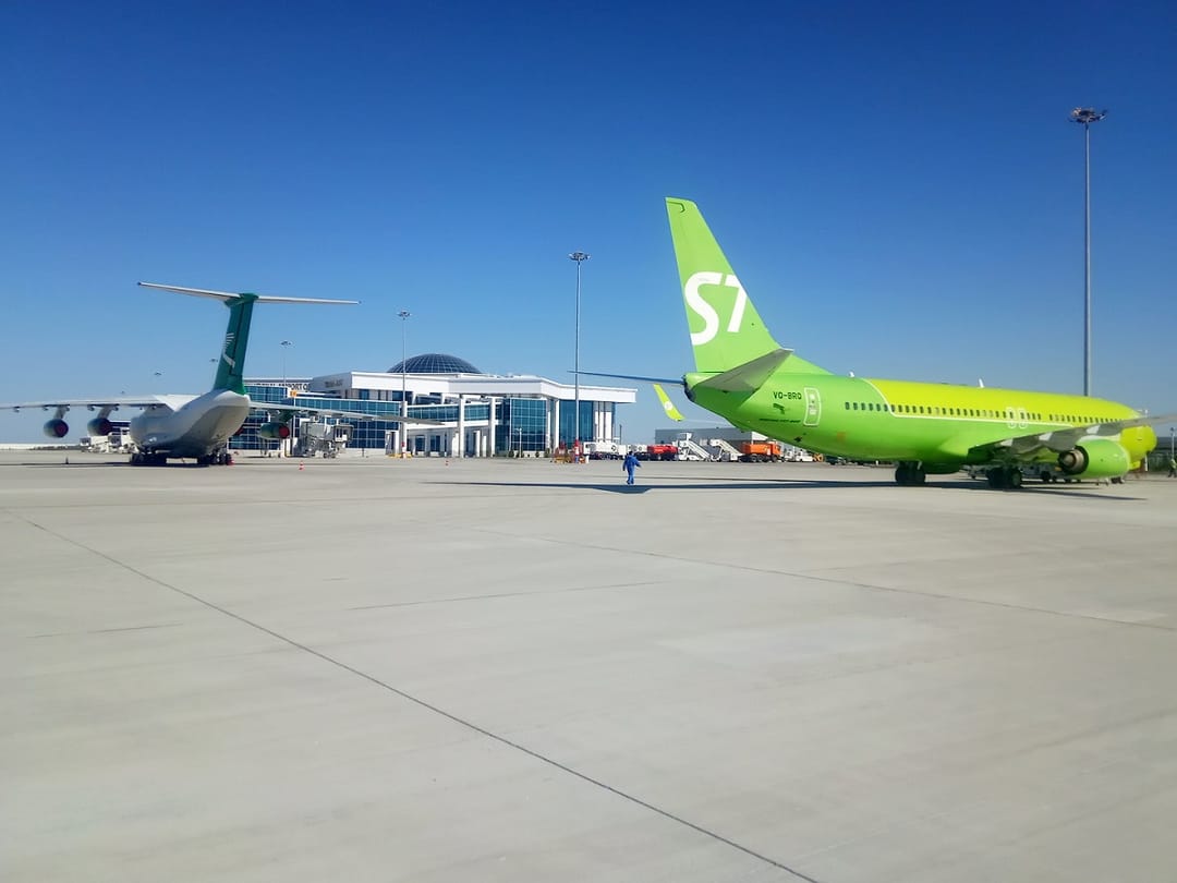 «S7» awiakompaniýasynyň petekleri Türkmenbaşy we Balkanabat şäherlerinde satuwa çykaryldy