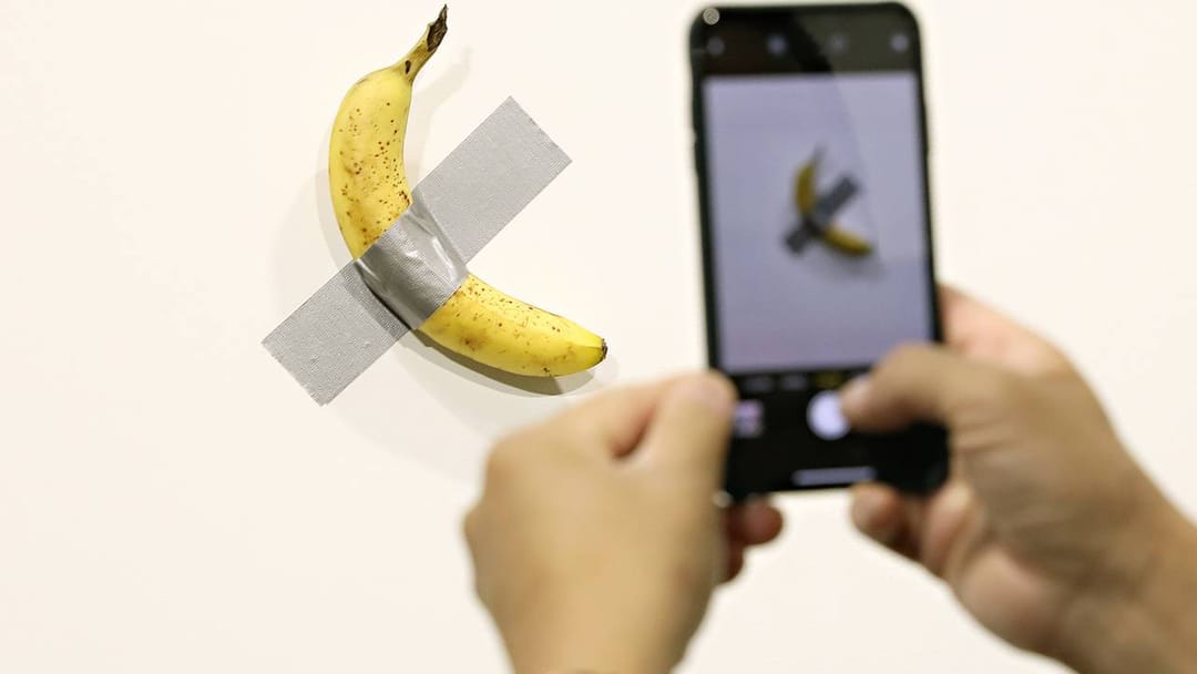 Fransiýada müşderi muzeýde sergilenen gymmat banany iýdi