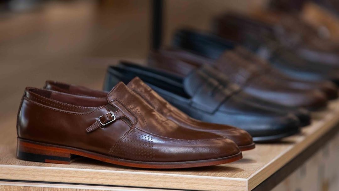 The Röwşen aýakgaplary chain of stores announced a sale of shoes throughout Turkmenistan