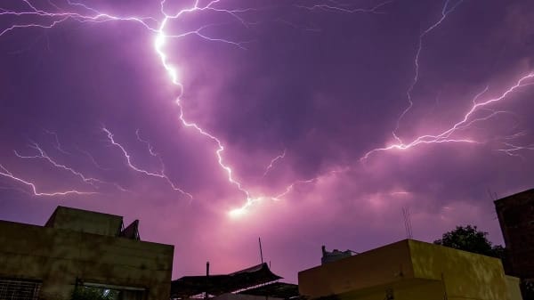 Hindistanda 25 adam ýyldyrym urmagyndan gurban boldy