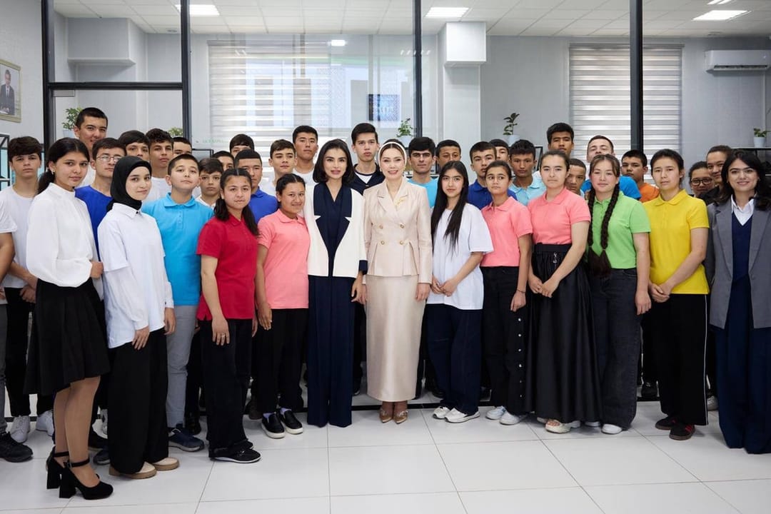 Oguljahan Atabaýewa we Saida Mirziýoýewa Samarkant şäherindäki inklýuziw bilim merkezine baryp gördüler