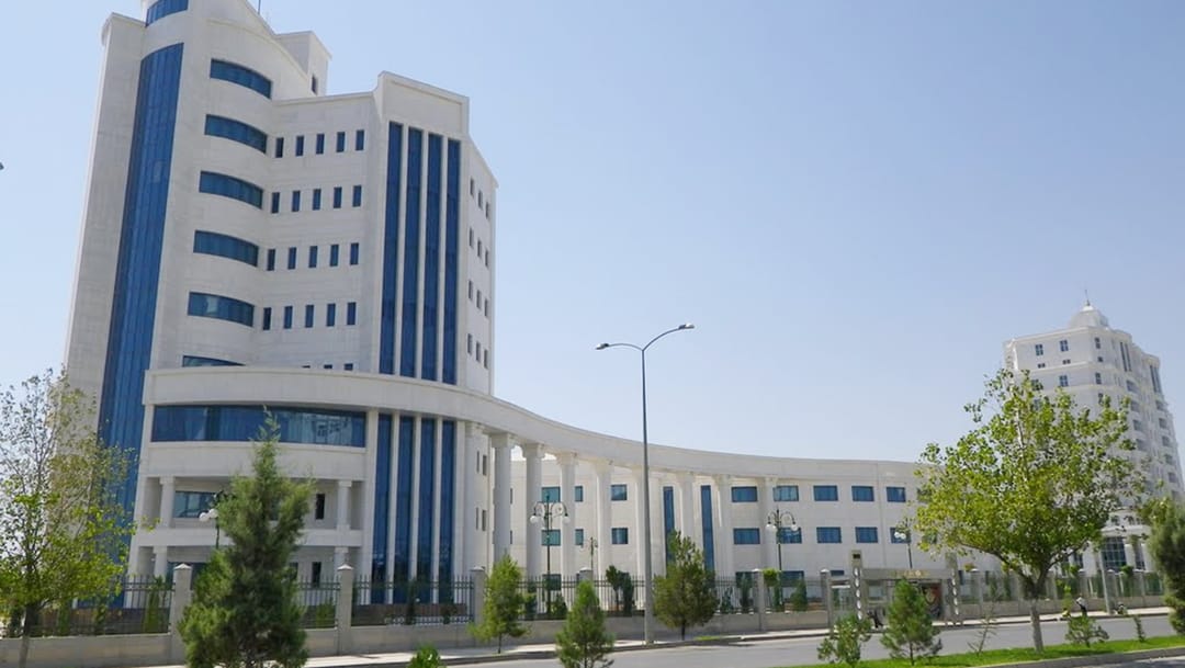 Puşkin adyndaky türkmen-rus mekdebiniň okuwçylaryna täze okuw kitaplary gowşuryldy