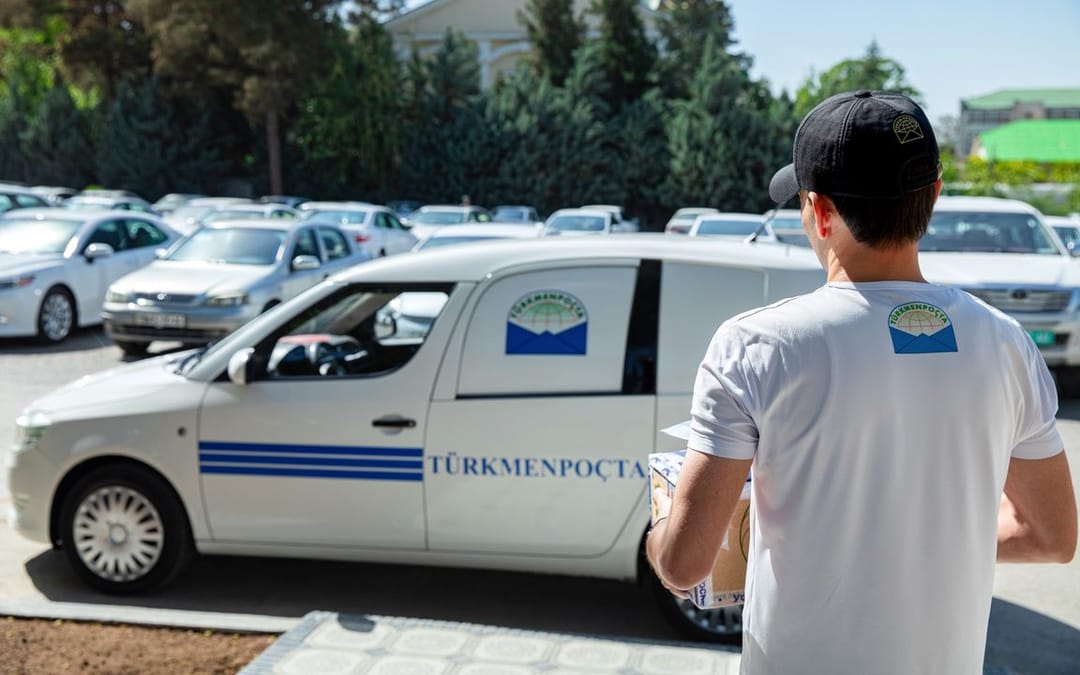 «Türkmenpoçtanyň» çaparçylyk hyzmaty: resminamalaryň we harytlaryň tiz eltilip berilmegi