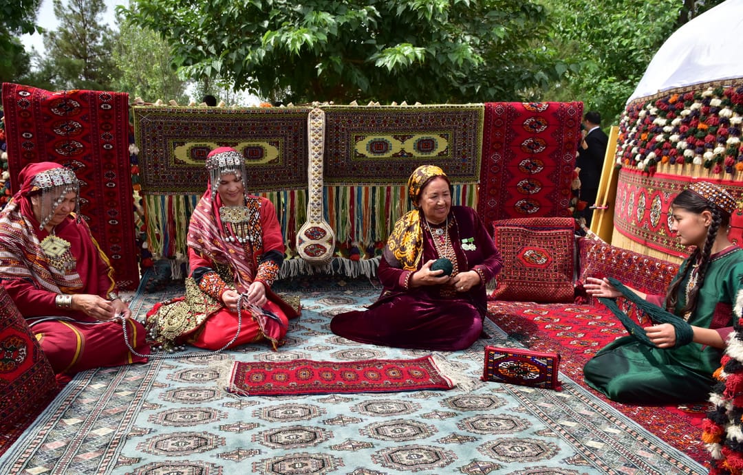 Ýurdumyzda Türkmen halysynyň baýramy giňden bellenip geçildi