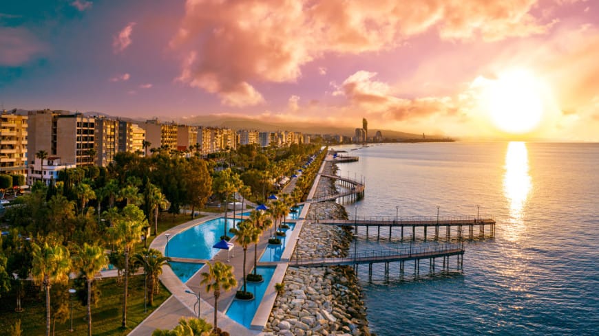 Kipr 1-nji iýundan syýahatçylar üçin ähli koronawirus çäklendirmelerini aýrar