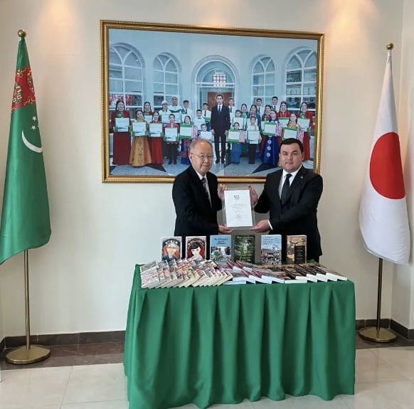 Japanese Ambassador to Turkmenistan donated books to Ashgabat school