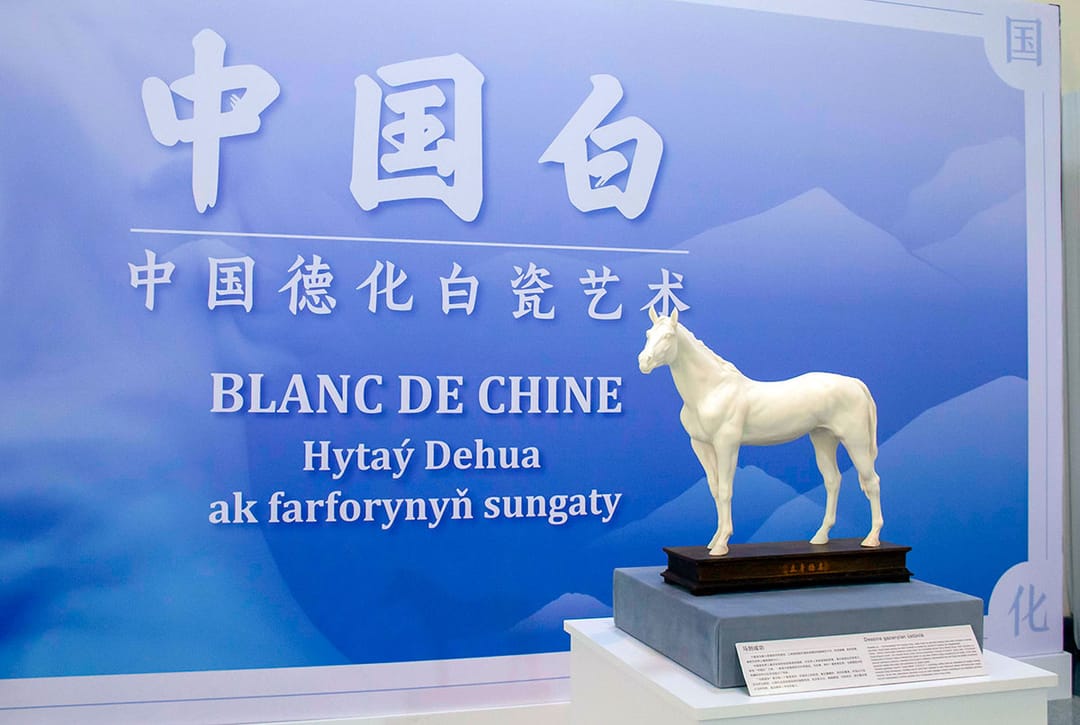 Aşkabat'ta, Çin binicilik kültürü ve beyaz porselen "Dehua" sanatını tanıtan sergi açıldı