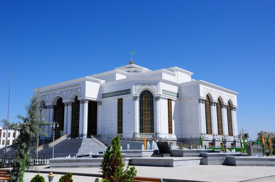 В Лебапском велаятском историко-краеведческом музее проходит выставка, посвящённая Всемирному дню здоровья