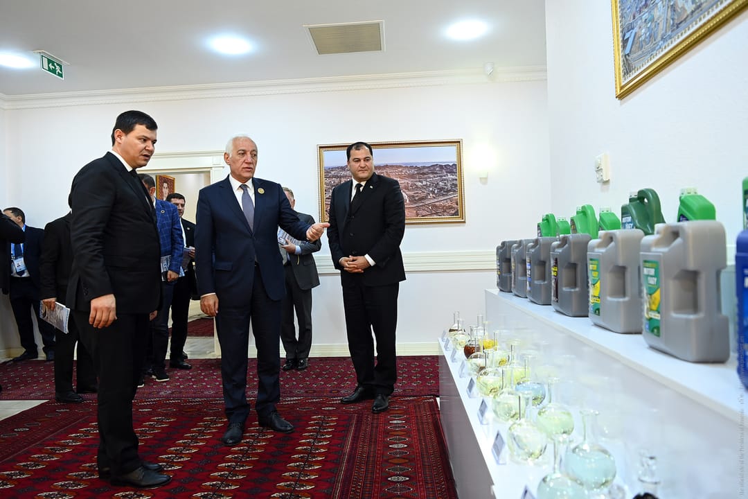 Президент Армении ознакомился с промышленными объектами Туркменбаши