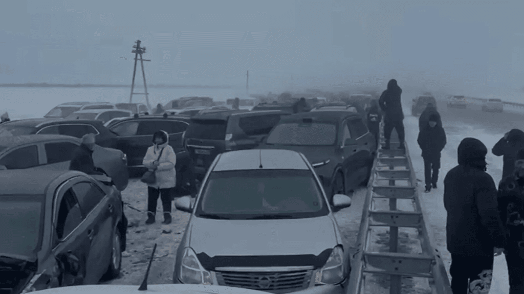Kazakistan’da kar fırtınası nedeniyle yaklaşık 95 aracın karıştığı zincirleme kazada 11 kişi yaralandı