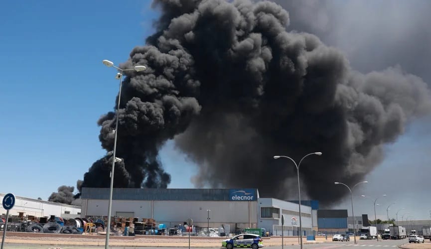 İspanya’da kimyasal depoda çıkan yangın nedeniyle 80 bin kişiye evden çıkmama uyarısı yapıldı