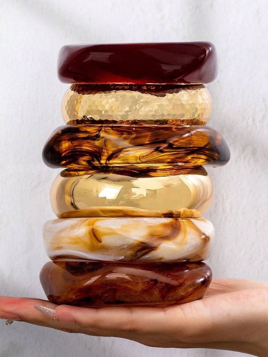 Rus stilist, kalın akrilik bilezik trendine değindi