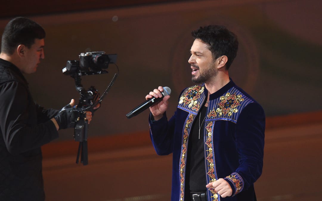 Türk aýdymçysy Murat Boz Aşgabatda konsert berdi