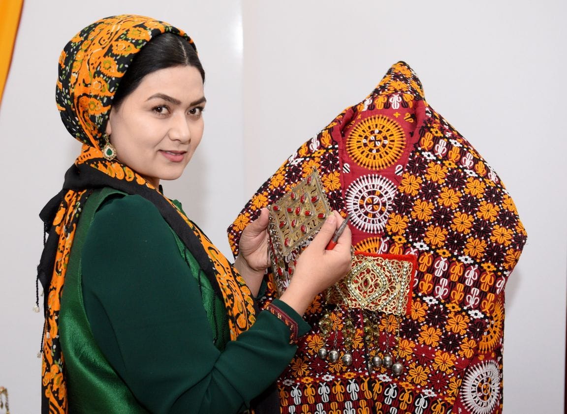 Что привезти из Туркменистана в подарок: сувениры с любовью