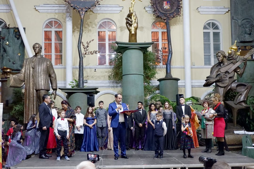 Фестиваль, выражающий великолепие культур