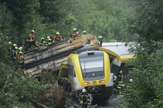 На юго-западе Германии поезд сошел с рельсов: есть погибшие и раненые