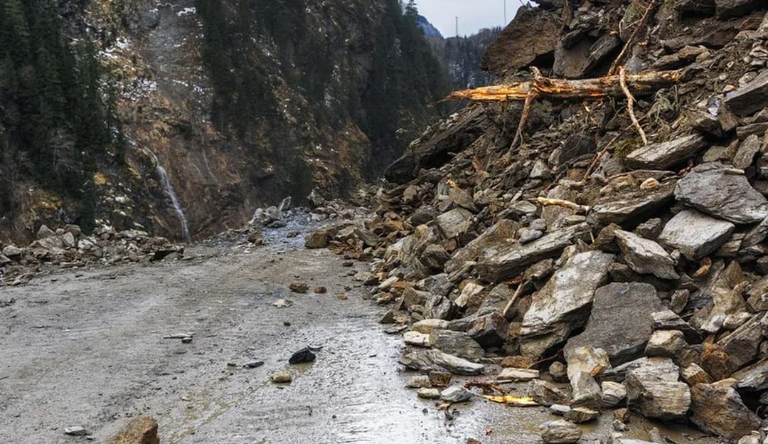 Hytaýdaky süýşgünlerde otuz adam dereksiz ýitdi